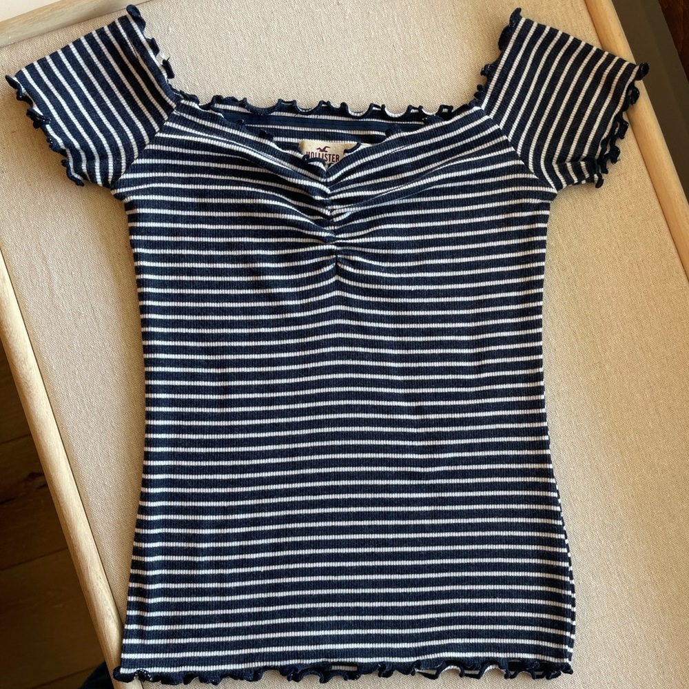 Hollister XS On-or-Off-the-Shoulder Crop Top